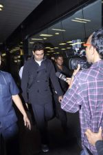 Abhishek Bachchan returns to Mumbai, Big B and Ash come to receive on 6th Oct 2012 (7).JPG